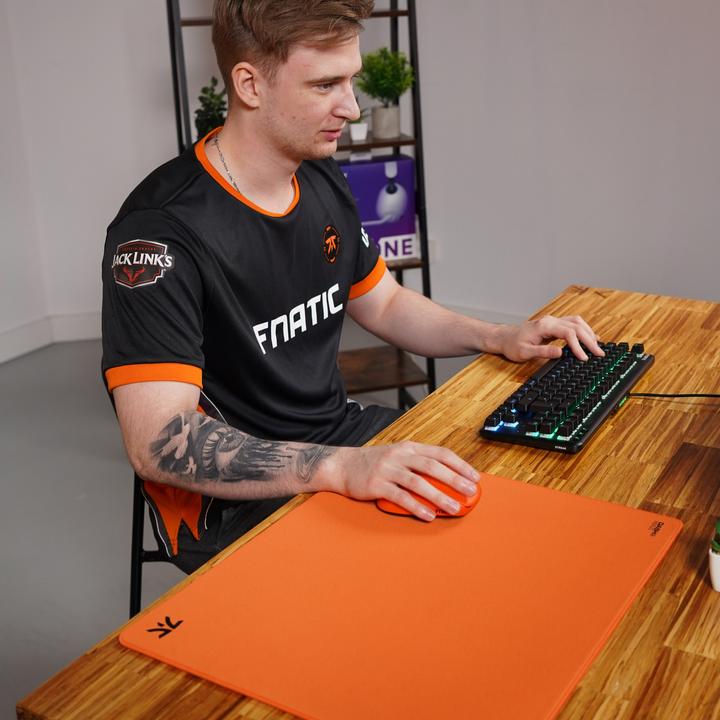 Produktbild Fnatic Max Focus 3 XL Pro Gaming Mouse Mat, Sunrise Orange Smooth Cloth Control Surface, Water Resis (XL)