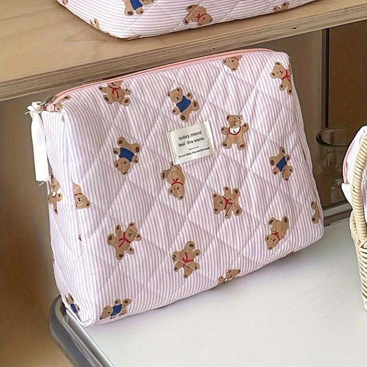 Produktbild Only-Bags.Store Kuschelige gesteppte Teddybär-Kosmetiktasche - perfekt für Reise oder Schule - weiches