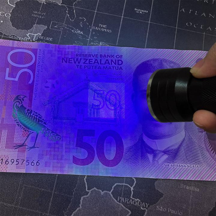 Produktbild Casativo 2in1 UV-Taschenlampe und Geldschein-/Ausweisprüfer, 21 LEDs, Batteriebetrieb (9.70 cm)