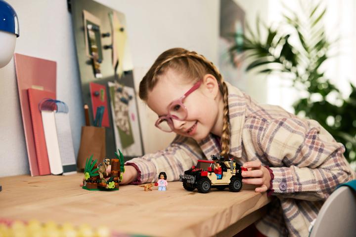 Produktbild LEGO Raptor: Verfolgungsjagd mit dem Geländewagen (76972, LEGO DC)
