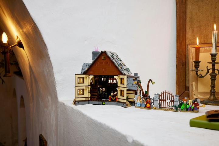 Produktbild LEGO Disney Hocus Pocus: The Sanderson Sisters' Cottage (21341, LEGO Ideas, LEGO Seltene Sets)