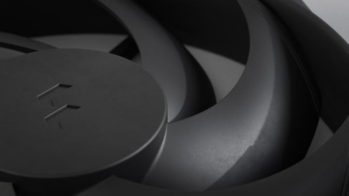 Actual product image Fractal D. Momentum 14 Black (140 mm, 1 x)