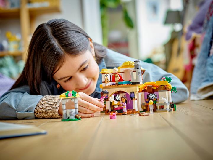 Produktbild LEGO Ashas Häuschen (43231, LEGO Disney)
