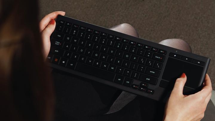 Actual product image Logitech Wireless Illuminated Keyboard K830 (US, Wireless)