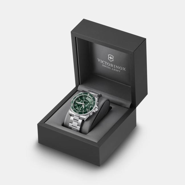 Actual product image Victorinox Maverick Chrono 43, GRN dial, GRY SST br (Chronograph, 43 mm)