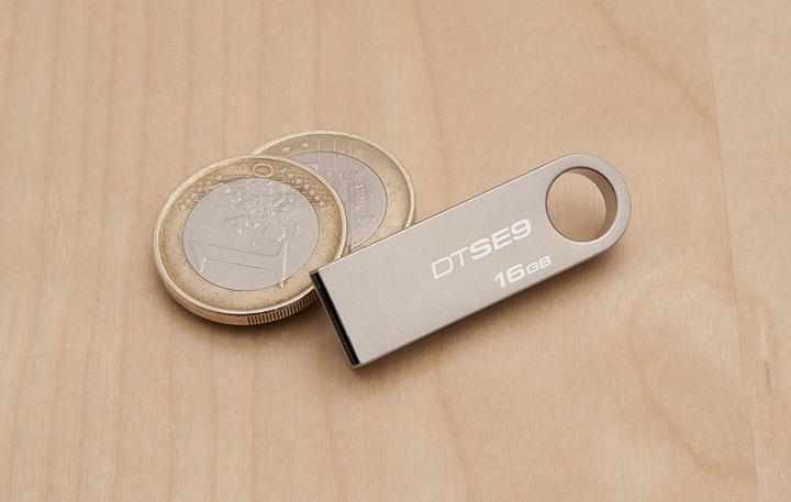 Actual product image Kingston DataTraveler SE9 (32 GB)