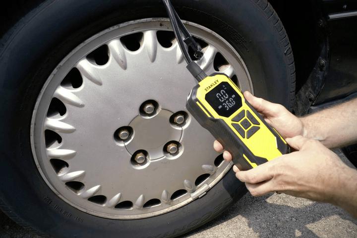 Actual product image Stanley Kompresor akumulatorowy 12V SXIF0101
