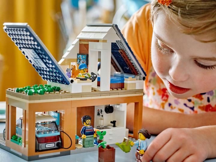 Produktbild LEGO Familienhaus mit Elektroauto (60398, LEGO City)