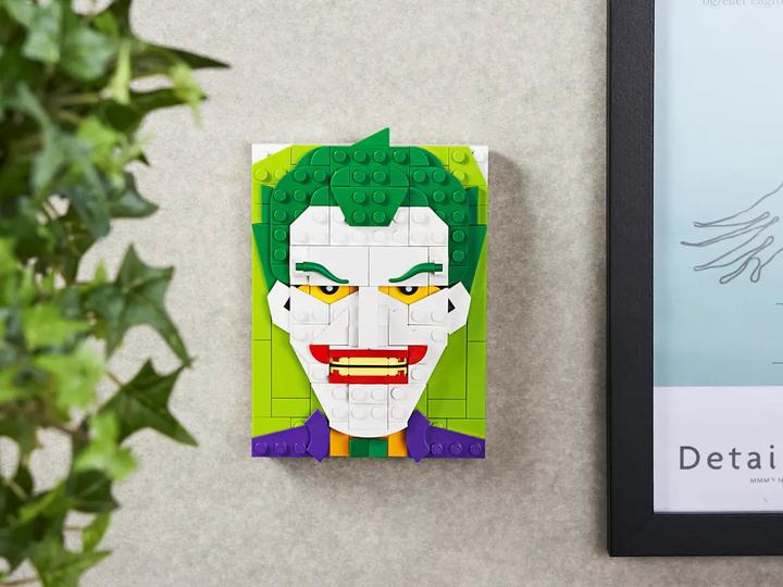 Actual product image LEGO Brick Sketches - Joker (40428)