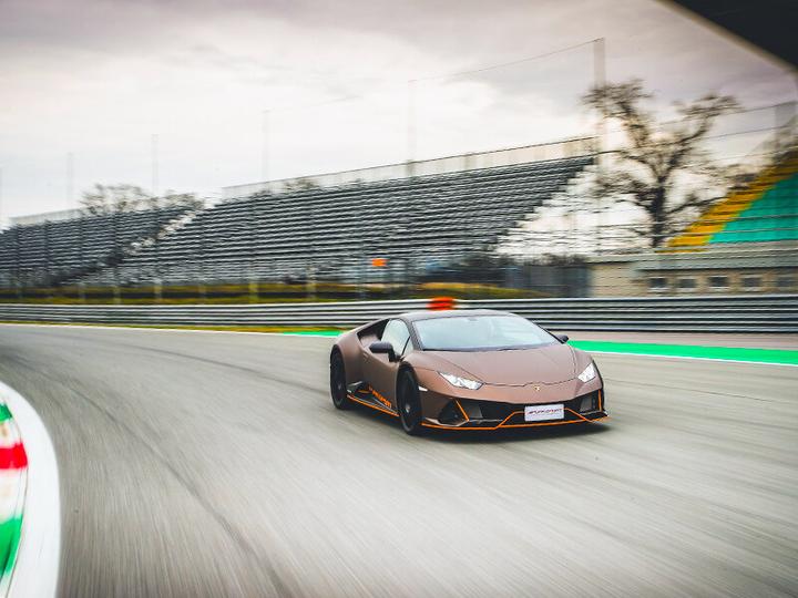 Produktbild Smartbox Fahrerlebnis 1 Runde in einem Lamborghini Huracan EVO auf dem Hockenheimring (1 Pers.)