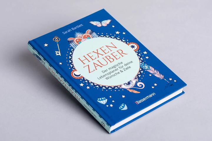 Produktbild Hexenzauber - Der magische Lebensplaner für deine Wünsche und Ziele. Das Eintragbuch. (Deutsch, Sarah Bartlett, 2020)