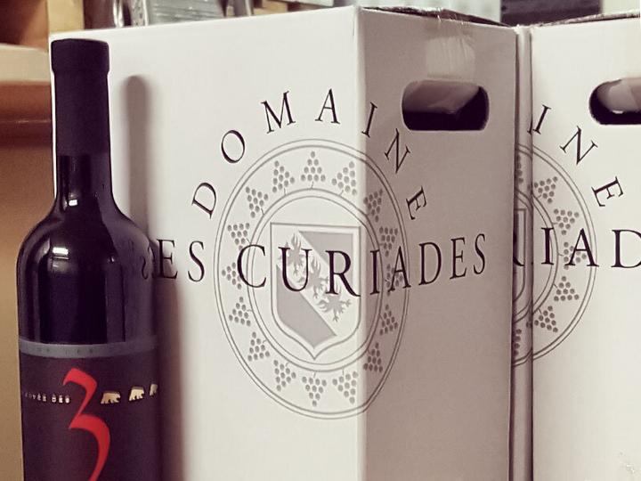 Immagine prodotto Smartbox Puro godimento: abbonamento di 3 mesi con spedizione di 2 bottiglie di vino rosso, 2 di vino bianco (1 pers.)