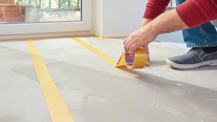Produktbild tesa Verlegeband EXTRA STRONG, doppelseitiges Klebeband zum Verlegen von Teppich und PVC-Belag (50 mm)
