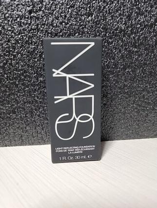 Immagine prodotto NARS Cosmetics Fondazione che riflette la luce (Mali)