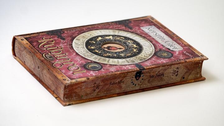 Actual product image Arena Liebe geht durch alle Zeiten – Rubinrot (1) (Kerstin Greed, German)