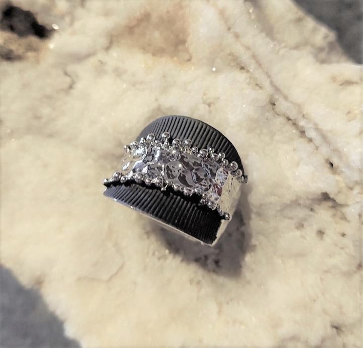 Immagine prodotto Signé Anello Signè da donna elastico color argento rodiato Taglia Unica Nero No.17 (18, 19, 20, 21)