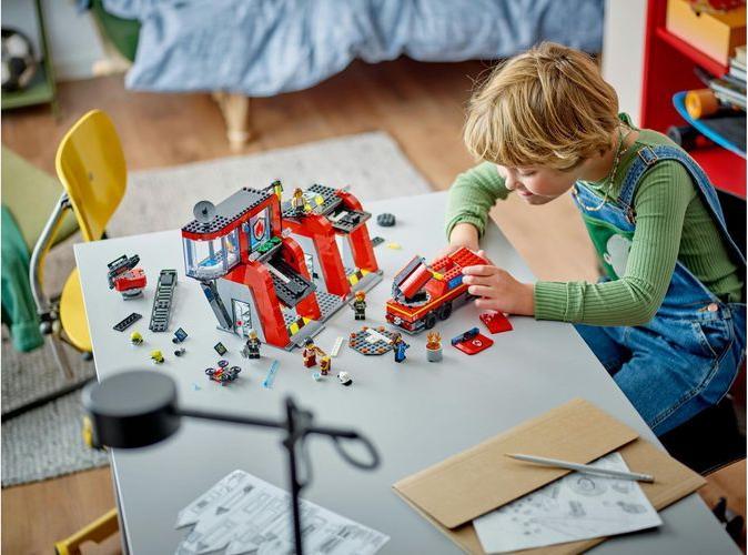 Produktbild LEGO Feuerwehrstation mit Drehleiterfahrzeug (60414, LEGO City)