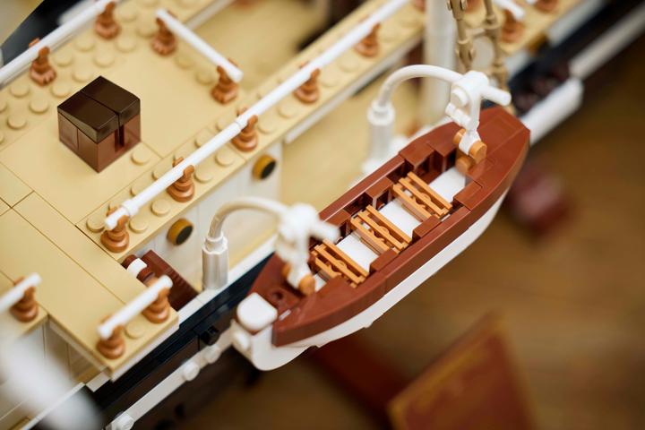 Immagine prodotto LEGO Resistenza (10335, LEGO Icons, Set LEGO rari)