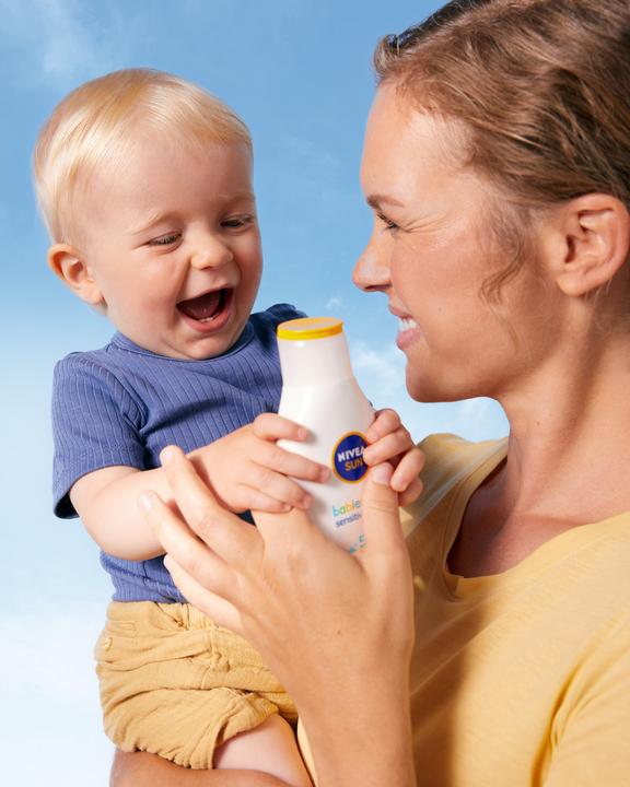 Produktbild NIVEA Sun Babies & Kids Sensitive Protect Lotion (Sonnenlotion, SPF 50, 200 ml, 236 g)