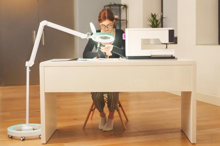 Produktbild Lumeno LED Lupenleuchte 721X-MKIII, inkl. Rollstativ 6159, 8 Dioptrien, grün (910 lm)