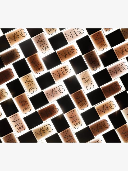Immagine prodotto NARS Cosmetics Fondazione che riflette la luce (Iguaçu)