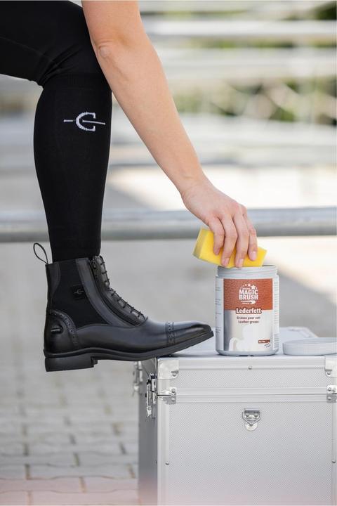 Actual product image Magic Brush LeatherCare leather grease with beeswax