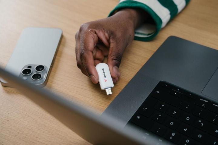 Image du produit Verbatim Plectra White 256GB USB-C Flash Drive 30230 (256 Go, USB-C)