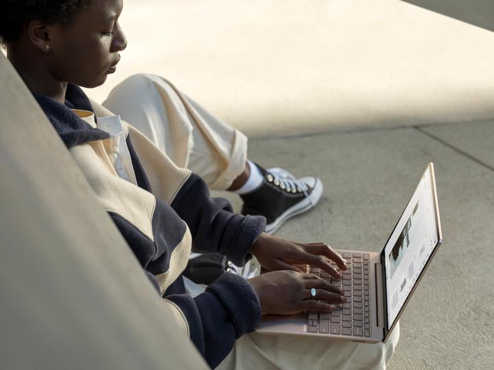 Immagine prodotto Microsoft Surface Laptop Go (12.40", Intel Core i5-1035G1, 8 GB, 128 GB)
