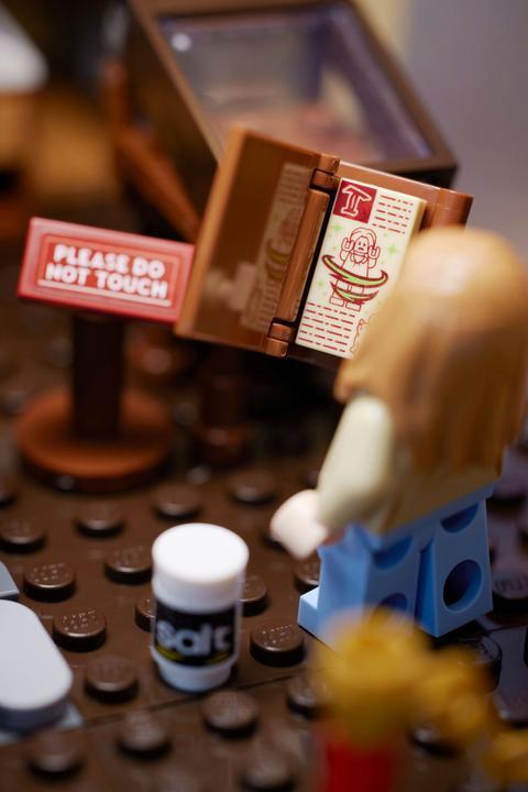 Produktbild LEGO Disney Hocus Pocus: The Sanderson Sisters' Cottage (21341, LEGO Ideas, LEGO Seltene Sets)