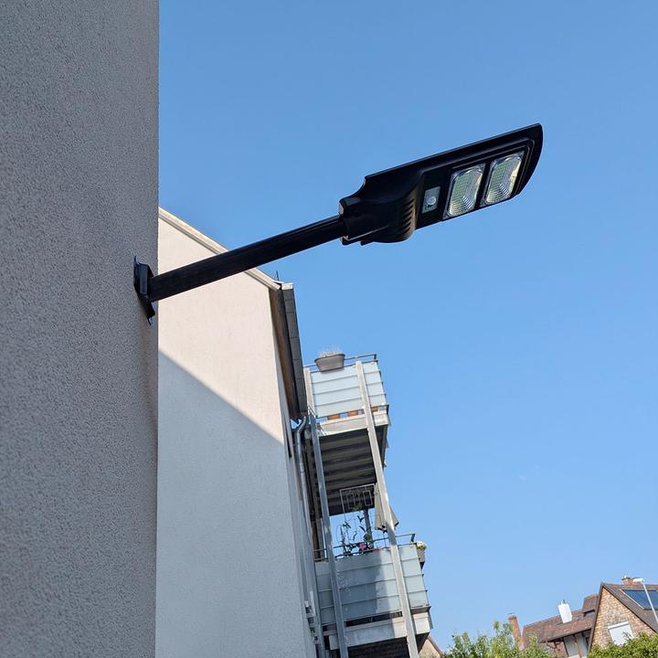 Produktbild ProPlus 4er-Set LED Solar Strassenleuchte mit Lichtsensor & Fernbedienung, 100 Watt, IP65 (800 lm, IP65)