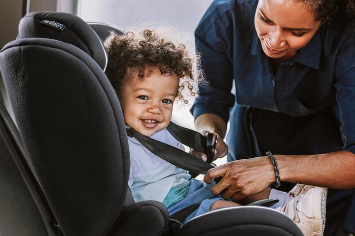 Produktbild BabyGo FreeFix Isize black (Kindersitz, ECE R129/i-Size Norm)