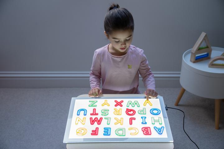Produktbild TickiT Set mit 26 Farbigen, Halbtransaprenten Grossbuchstaben aus Acryl