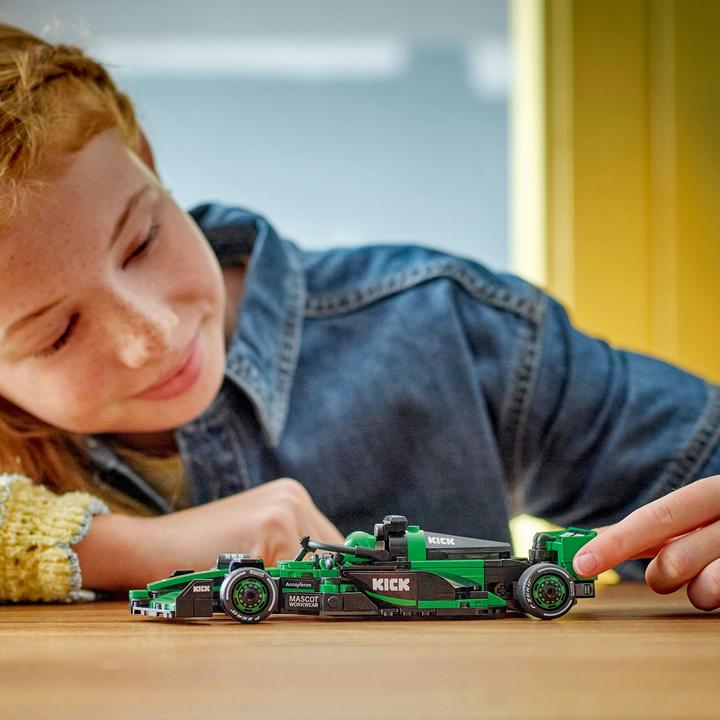 Actual product image LEGO KICK Sauber F1 Team C44 Rennauto (77247, LEGO Speed Champions)