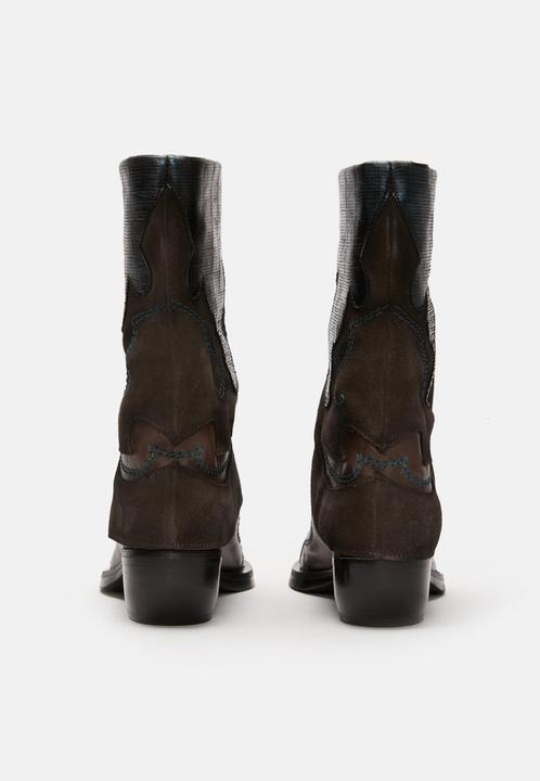 Produktbild Felmini CRETA D608, der respektlose Cowboystiefel von, ist mit Metallic-Lederteilen ausgestattet, di (36)