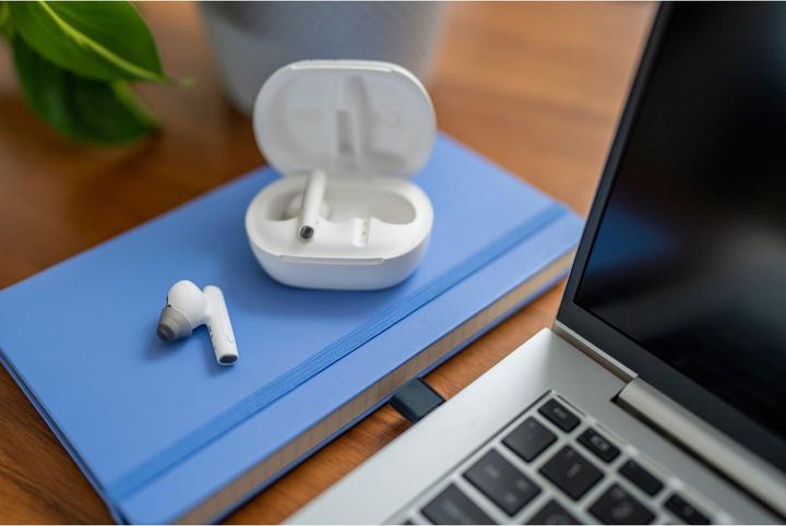 Actual product image Poly Voyager Free 60+ UC M White Sand Earbuds (ANC, 8 h, Wireless)
