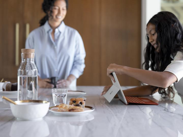 Produktbild Microsoft Surface Go 3 (10.50", Intel Pentium Gold 6500Y, 8 GB, 128 GB, CH)