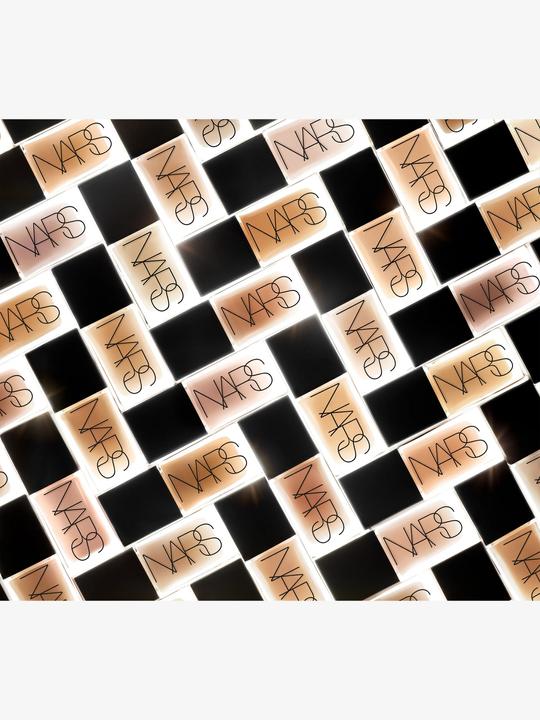 Immagine prodotto NARS Cosmetics Fondazione che riflette la luce (Yukon)
