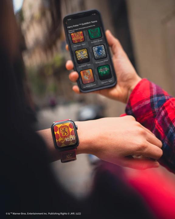 Actual product image Moby Fox Strap Smartwatch Harry Potter Gryffindor 22 mm (22 mm, Stainless steel, Silicone)