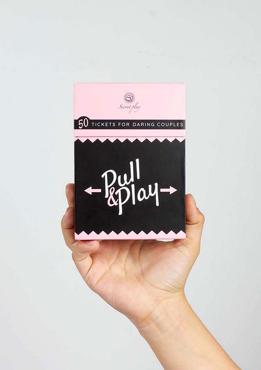 Produktbild Secret play Kartenspiel Ziehen & Spielen (ES/EN/DE/FR/NL/PT/IT) (Würfelspiel, Deutsch, Spanisch, Französisch, Niederländisch, Italienisch, Portugiesisch, Englisch)