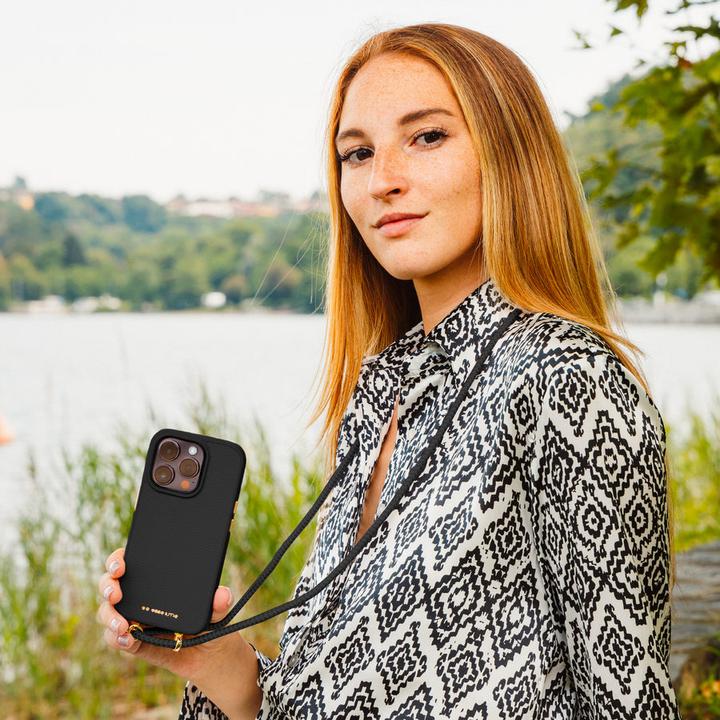 Actual product image Caseme Lola case with detachable shoulder strap (Apple iPhone 15 Pro Max)