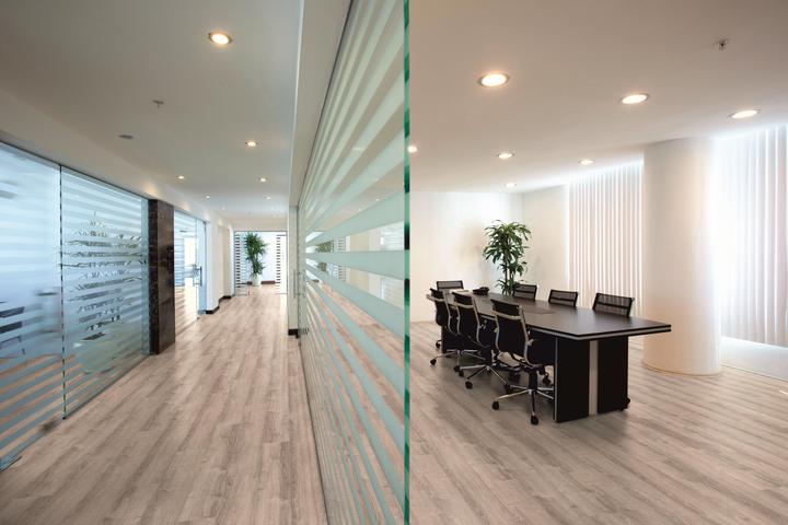 Produktbild Swiss Krono Swiss-Noblesse 8 mm Helsinki Eiche (Laminat, 2.13 m²)