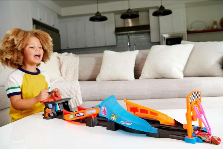 Produktbild Mattel Disney Pixar Cars GITD TRACK SET