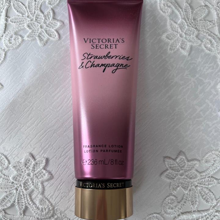 Produktbild Victoria's Secret Erdbeeren x26 Champagner (Körperlotion, 236 ml)
