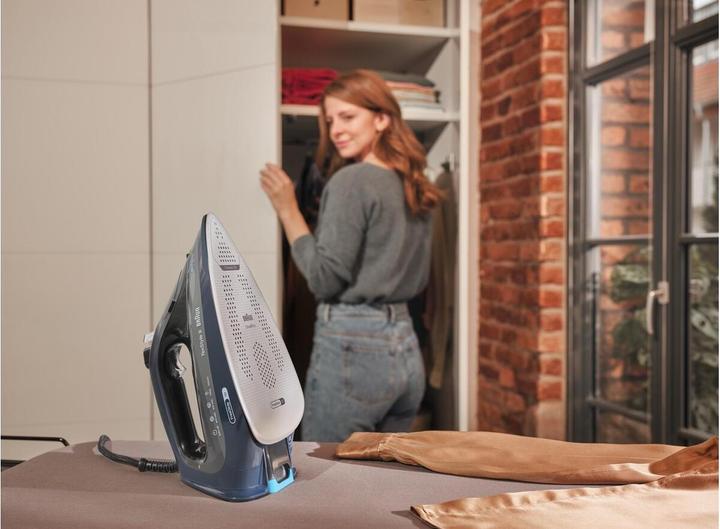 Actual product image Braun SI9684DB steam iron (2400 W, 260 g/min)