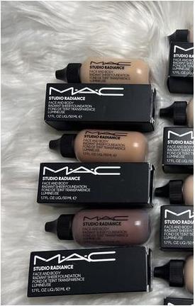 Immagine prodotto MAC Cosmetics Studio Radiance Face and Body Radiant Sheer Foundation (W5)