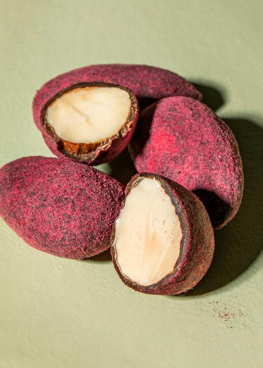 Produktbild KoRo Mandelkerne in dunkler Schokolade mit gefriergetrocknetem Himbeerpulver (1000 g)