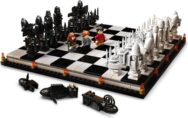 Actual product image LEGO Hogwarts Wizard Chess (76392, LEGO Harry Potter, LEGO Rare Sets)