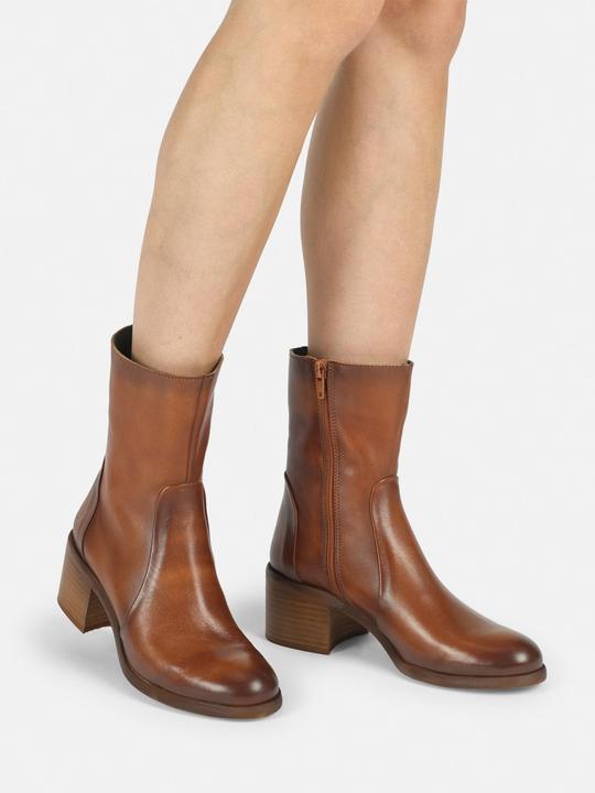Actual product image Felmini MIRA D948: Simple but elegant boots with a low heel made from cognac-coloured leather, with a (42)