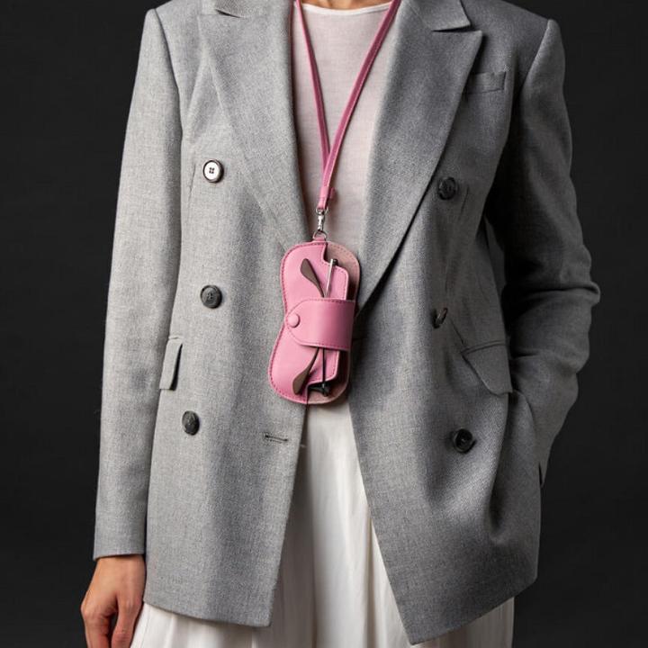 Only-Bags.Store Schickes Brillenetui aus Leder - weiches, strapazierfähiges Brillenetui mit Umhängeband für