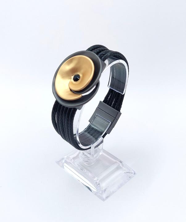 Immagine prodotto Signé Bracciale Signè nero con chiusura magnetica e fiore placcato oro n. 4 (Metallo, Ottone, Cuoio, Senza piombo, Senza cadmio, Senza nichel)